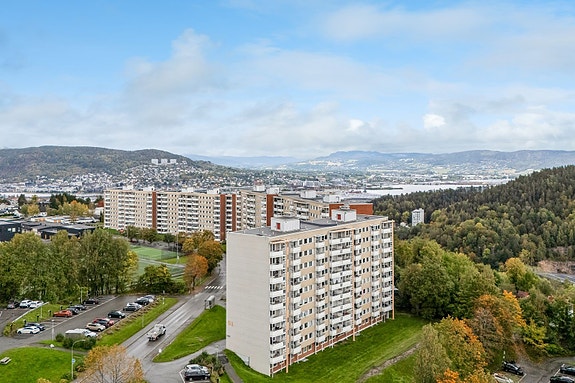 Området byr på et godt utbygget lysløypenett i marka nær eiendommen.