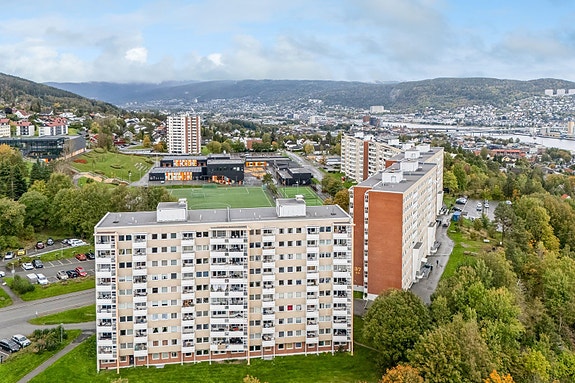 Fjell er et tettbebygd boligområde, preget av blokkbebyggelse, rekkehus og en del eneboliger. Drammen sentrum kan sees til høyre i bildet.