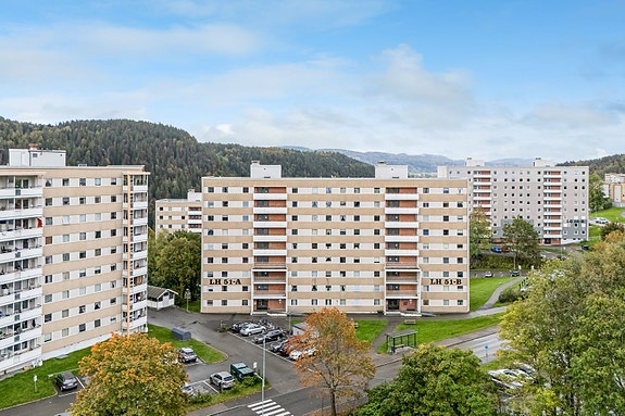Borettslaget befinner seg i et veletablert boligområdet på Fjell i Drammen.