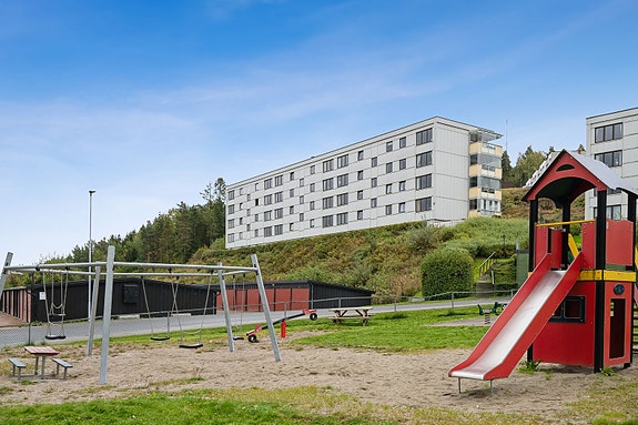 Barnevennlig lekeplass rett i nærheten, et trygt sted for lek og aktivitet i hverdagen.