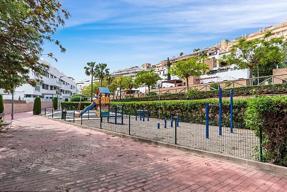Romslig leilighet med stor terrasse - 4 soverom og 4 bad - Møblert og nær sentrum av La Cala de Mijas