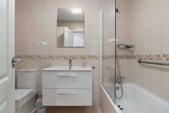 Romslig leilighet med stor terrasse - 4 soverom og 4 bad - Møblert og nær sentrum av La Cala de Mijas