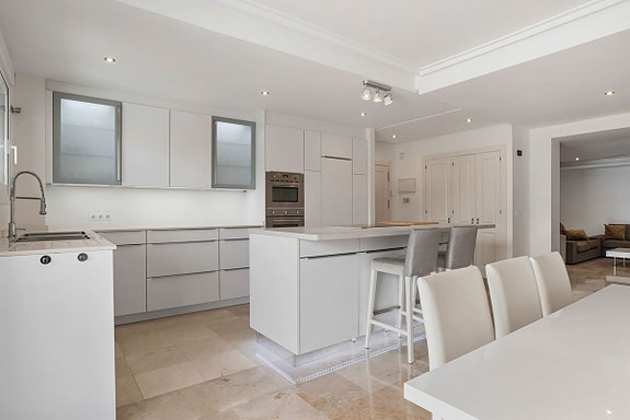 Romslig leilighet med stor terrasse - 4 soverom og 4 bad - Møblert og nær sentrum av La Cala de Mijas