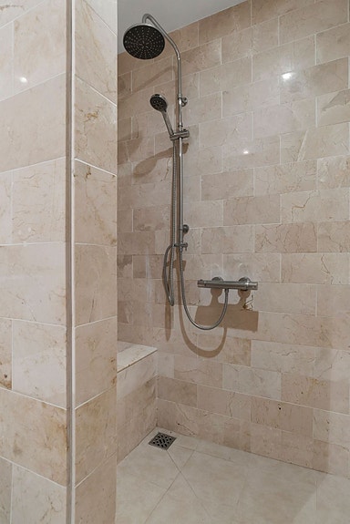 Romslig leilighet med stor terrasse - 4 soverom og 4 bad - Møblert og nær sentrum av La Cala de Mijas