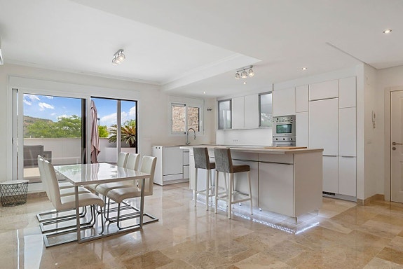 Romslig leilighet med stor terrasse - 4 soverom og 4 bad - Møblert og nær sentrum av La Cala de Mijas