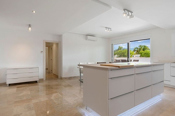 Romslig leilighet med stor terrasse - 4 soverom og 4 bad - Møblert og nær sentrum av La Cala de Mijas