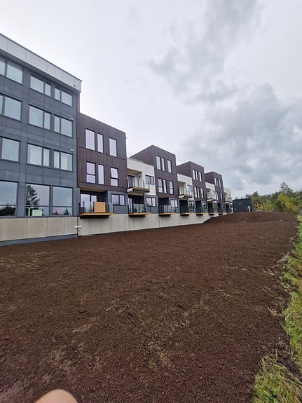 Velkommen til Romstølen idyll på Myra. Stor innholdsrik leilighet over to plan med 3 soverom, takterrasse og 2 stk parkeringsplasser inkl.