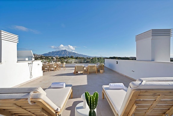 Ny toppleilighet med 3 soverom, stor terrasse og privat takterrasse