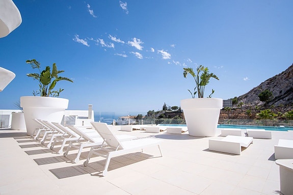 Fantastisk penthouse med 3 soverom og takterrasse - Utsikt, jacuzzi og utleielisens i Stupa Hills