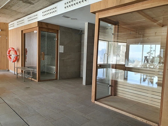 Fantastisk penthouse med 3 soverom og takterrasse - Utsikt, jacuzzi og utleielisens i Stupa Hills