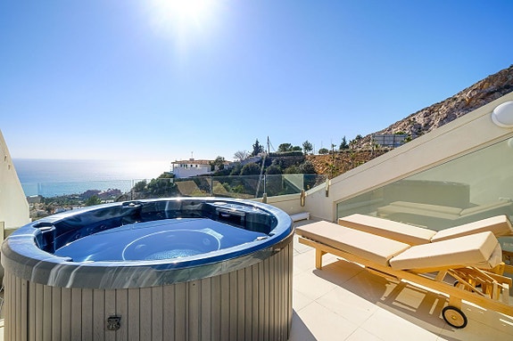 Fantastisk penthouse med 3 soverom og takterrasse - Utsikt, jacuzzi og utleielisens i Stupa Hills