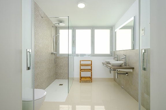 Fantastisk penthouse med 3 soverom og takterrasse - Utsikt, jacuzzi og utleielisens i Stupa Hills