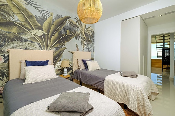 Fantastisk penthouse med 3 soverom og takterrasse - Utsikt, jacuzzi og utleielisens i Stupa Hills