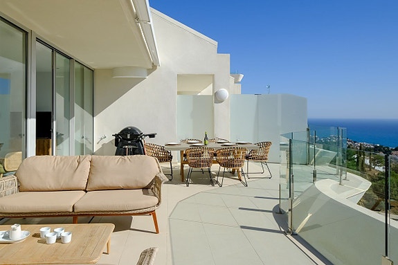 Fantastisk penthouse med 3 soverom og takterrasse - Utsikt, jacuzzi og utleielisens i Stupa Hills