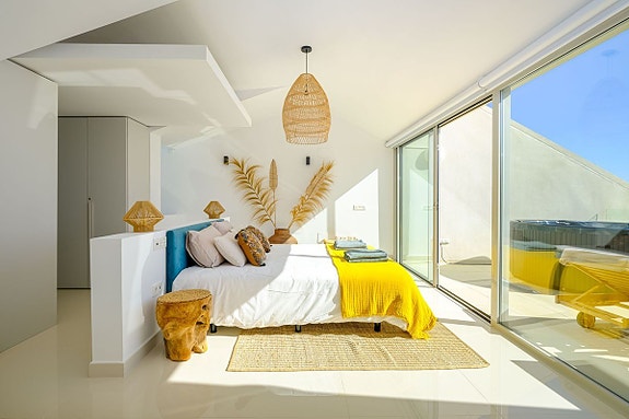 Fantastisk penthouse med 3 soverom og takterrasse - Utsikt, jacuzzi og utleielisens i Stupa Hills