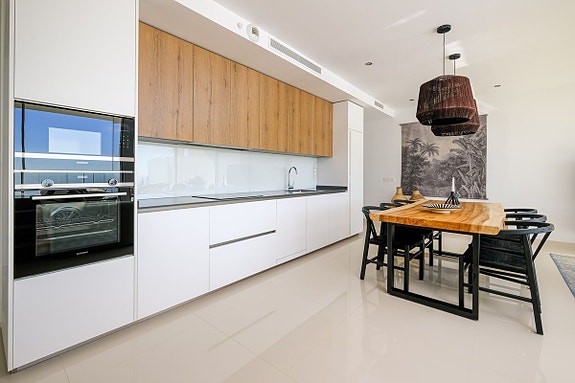 Fantastisk penthouse med 3 soverom og takterrasse - Utsikt, jacuzzi og utleielisens i Stupa Hills