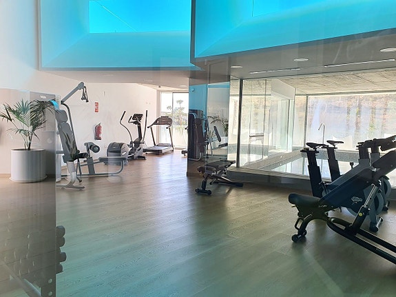 Fantastisk penthouse med 3 soverom og takterrasse - Utsikt, jacuzzi og utleielisens i Stupa Hills