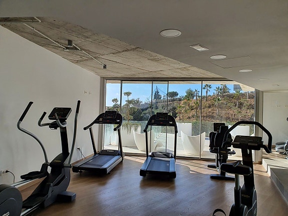 Fantastisk penthouse med 3 soverom og takterrasse - Utsikt, jacuzzi og utleielisens i Stupa Hills