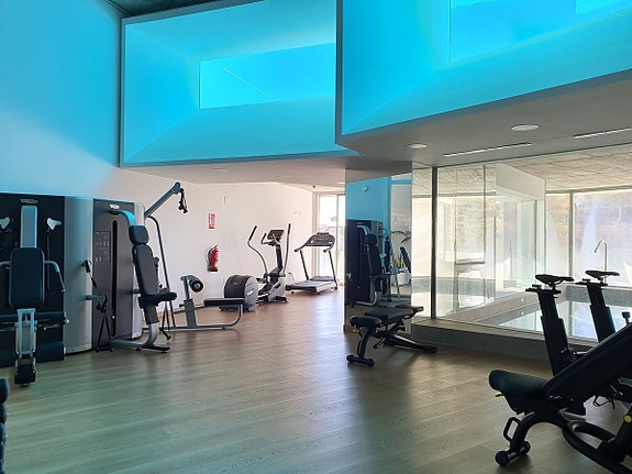 Fantastisk penthouse med 3 soverom og takterrasse - Utsikt, jacuzzi og utleielisens i Stupa Hills