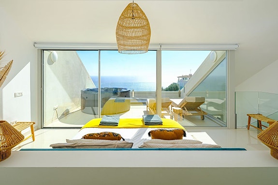 Fantastisk penthouse med 3 soverom og takterrasse - Utsikt, jacuzzi og utleielisens i Stupa Hills