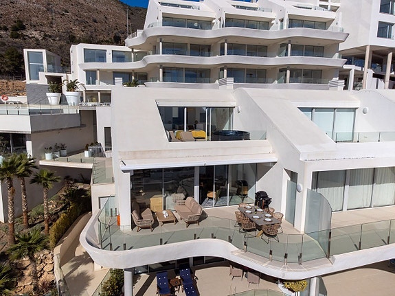 Fantastisk penthouse med 3 soverom og takterrasse - Utsikt, jacuzzi og utleielisens i Stupa Hills