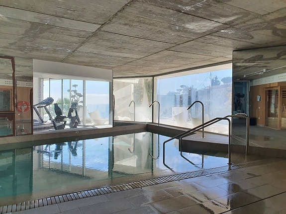 Fantastisk penthouse med 3 soverom og takterrasse - Utsikt, jacuzzi og utleielisens i Stupa Hills