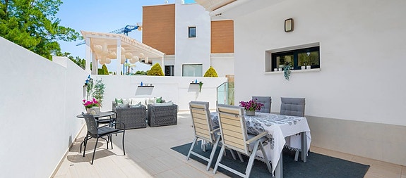 Moderne rekkehus med 3 soverom - Stor privat hage og takterrasse - Parkering