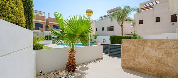 Moderne rekkehus med 3 soverom - Stor privat hage og takterrasse - Parkering