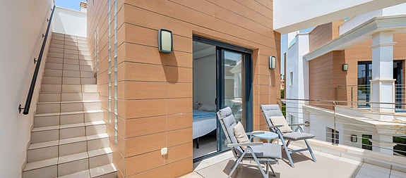 Moderne rekkehus med 3 soverom - Stor privat hage og takterrasse - Parkering