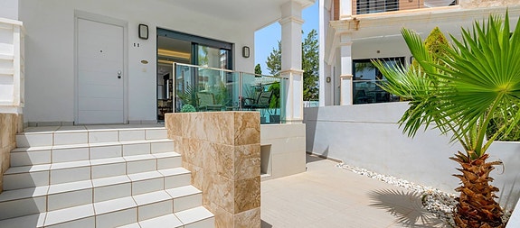 Moderne rekkehus med 3 soverom - Stor privat hage og takterrasse - Parkering