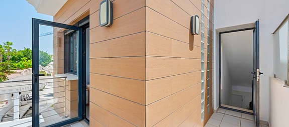 Moderne rekkehus med 3 soverom - Stor privat hage og takterrasse - Parkering