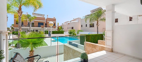 Moderne rekkehus med 3 soverom - Stor privat hage og takterrasse - Parkering