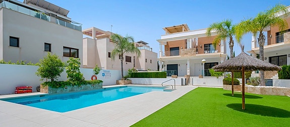 Moderne rekkehus med 3 soverom - Stor privat hage og takterrasse - Parkering