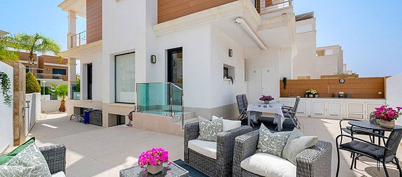 Moderne rekkehus med 3 soverom - Stor privat hage og takterrasse - Parkering