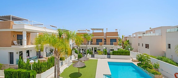 Moderne rekkehus med 3 soverom - Stor privat hage og takterrasse - Parkering