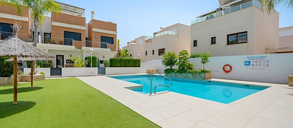 Moderne rekkehus med 3 soverom - Stor privat hage og takterrasse - Parkering