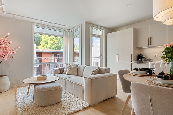 Aktiv Eiendomsmegling v/ Marius Kvalvik har gleden av å presentere Mellomila 83 - en stilren og moderne 2-roms leilighet med attraktiv beliggenhet i populære Ilsvika.