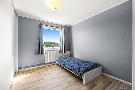Soverom 2 med god plass til dobbeltseng og stor garderobe.