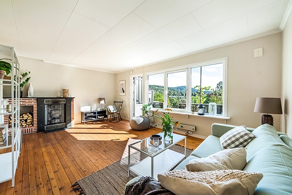 Lyse rom med store vindusflater som skaper en trivelig og innbydende atmosfære.