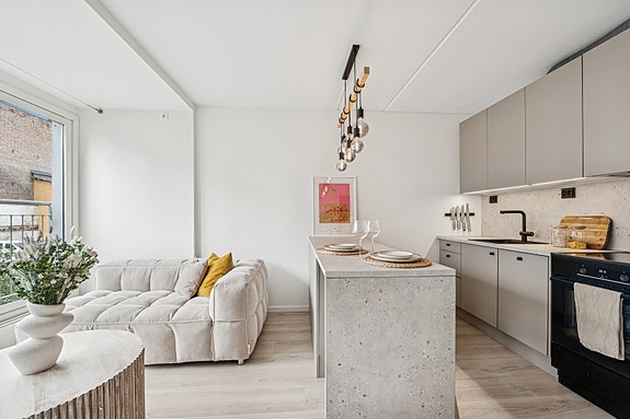 Eiendomsmegler Emilie Fredriksen v/ Meglerhuset & Partners Drammen ønsker velkommen til Strømsø torg 5e!