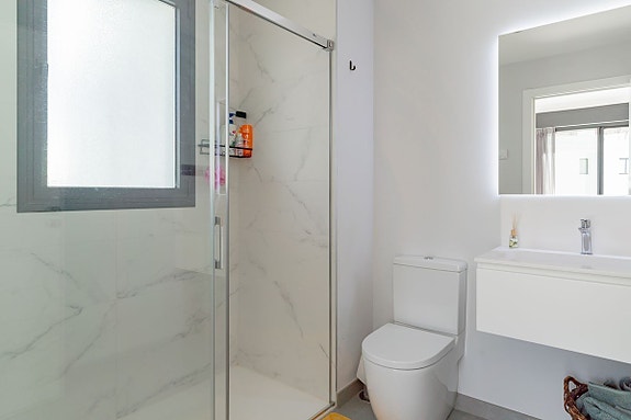 Eksklusiv toppleilighet over to plan | 3 soverom og 2 bad | Takterrasse med jacuzzi og sjøutsikt