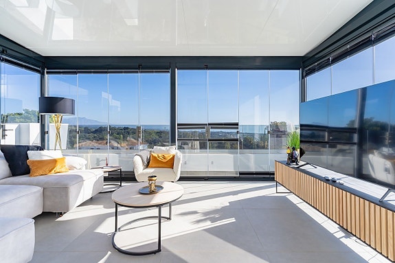 Eksklusiv toppleilighet over to plan | 3 soverom og 2 bad | Takterrasse med jacuzzi og sjøutsikt