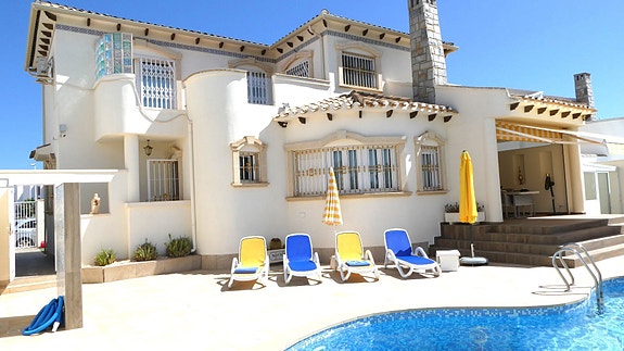 Stor og renovert villa med 4 soverom, basseng og flott uteområde i Los Dolses