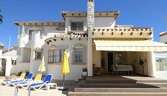 Stor og renovert villa med 4 soverom, basseng og flott uteområde i Los Dolses