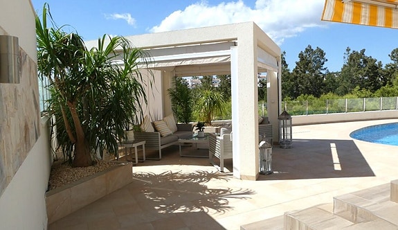 Stor og renovert villa med 4 soverom, basseng og flott uteområde i Los Dolses