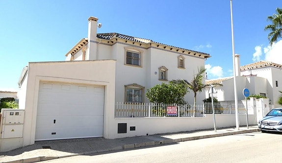 Stor og renovert villa med 4 soverom, basseng og flott uteområde i Los Dolses