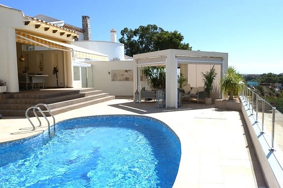 Stor og renovert villa med 4 soverom, basseng og flott uteområde i Los Dolses