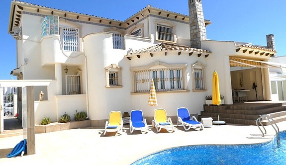 Stor og renovert villa med 4 soverom, basseng og flott uteområde i Los Dolses