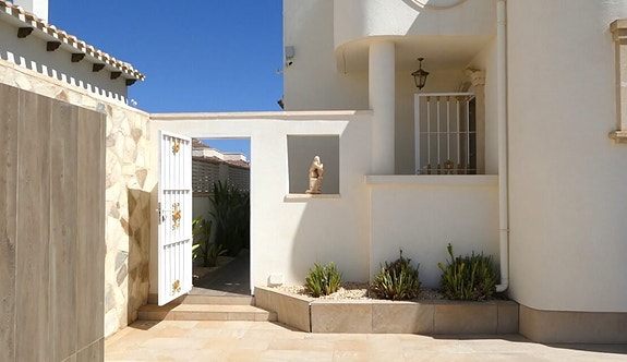 Stor og renovert villa med 4 soverom, basseng og flott uteområde i Los Dolses