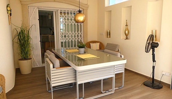 Stor og renovert villa med 4 soverom, basseng og flott uteområde i Los Dolses